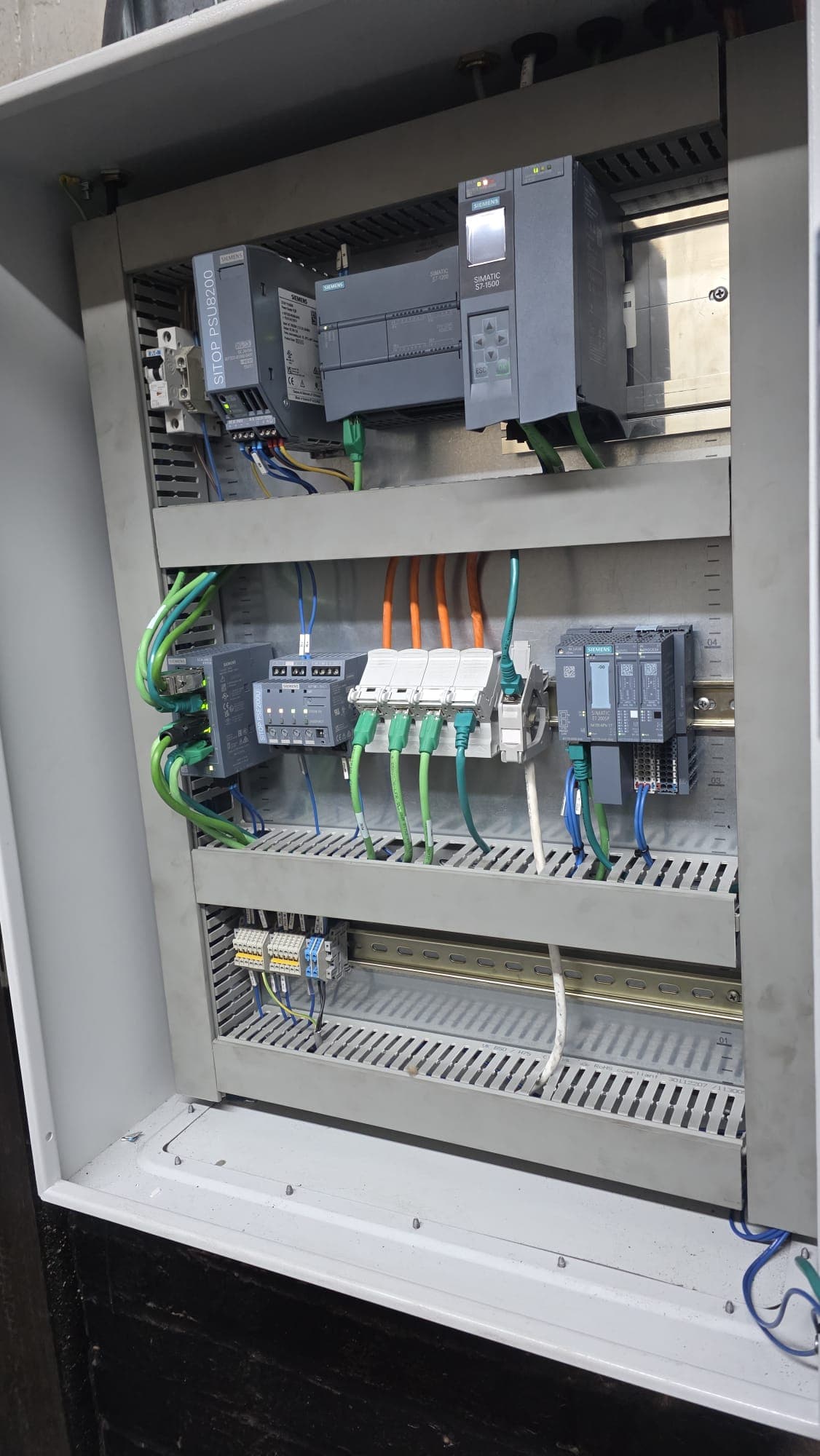 Control panel interior with a Siemens S7-1500 CPU, SITOP power supplies and ET200SP remote I/O